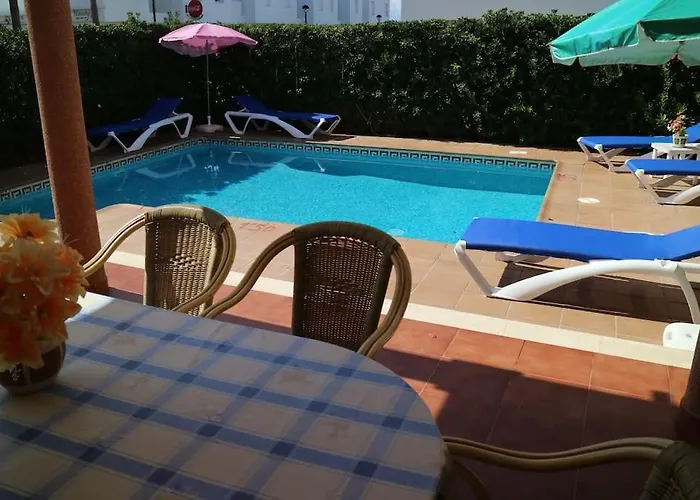 Dom wakacyjny Spectacular With Swimmingpool In